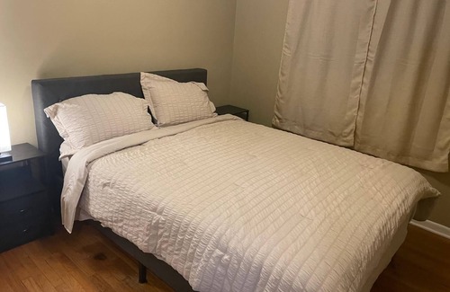 Garfield Heights Apartment | Spacious 2 Bedroom w 2 Queen Beds and full kitchen in Garfield Heights WIFI 17U