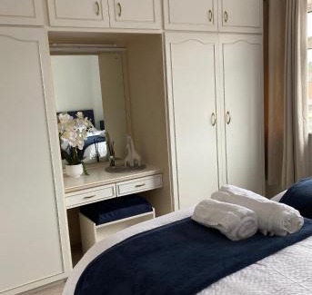 Ruddington Apartment | Spacious 2 Bed Village Flat sleeps 4/6