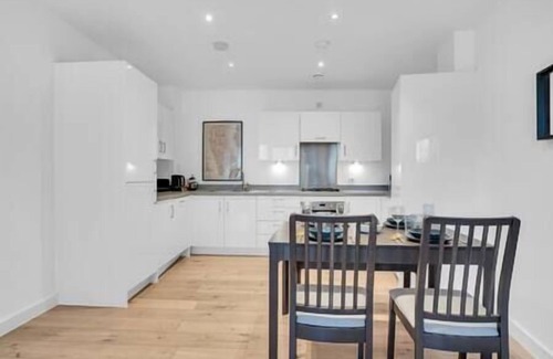 Southwark Apartment | Spacious 2 bed with balcony view