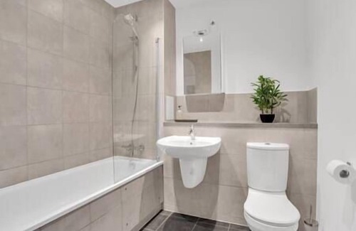 Southwark Apartment | Spacious 2 bed with balcony view