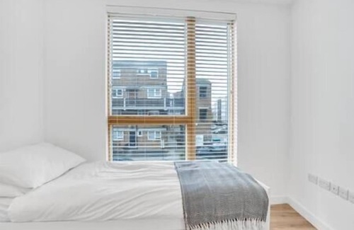 Southwark Apartment | Spacious 2 bed with balcony view