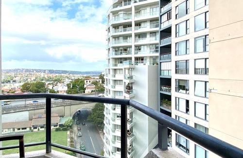 Sydney Apartment | Spacious 2-Bedroom Apartment, 900m Stroll to Harbour Bridge