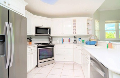 Old Man Bay Condo | Spacious 2-Bedroom 2-Bathroom Beachfront Condo with Heated Pool