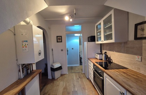 Catford Apartment | Spacious 2 bedroom 2nd floor apartment, perfect for family or groups of friends