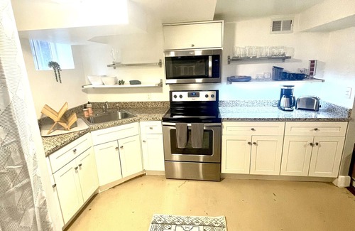 West Colfax House | Spacious 2 bedroom, 7 minutes to Downtown + Stadium, Full Kitchen