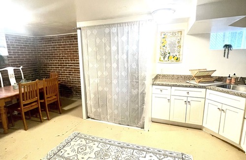 West Colfax House | Spacious 2 bedroom, 7 minutes to Downtown + Stadium, Full Kitchen