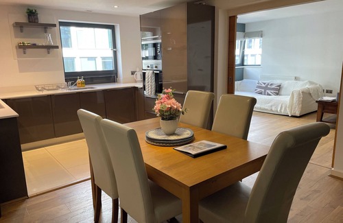 Guildford Apartment | Spacious 2 Bedroom Apartment in Town Centre