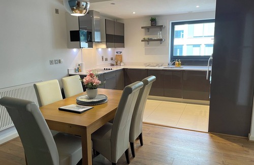 Guildford Apartment | Spacious 2 Bedroom Apartment in Town Centre