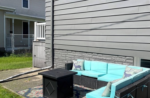 Dyersville Apartment | Spacious 2-bedroom apartment in amazing Dyersville with AC, WiFi