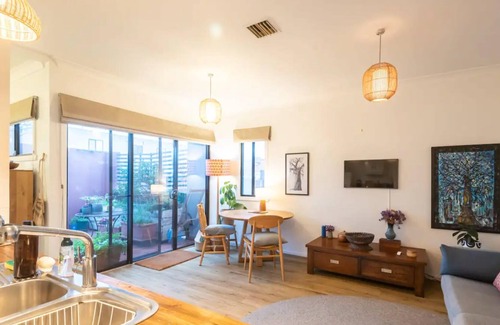 Brunswick North Apartment | Spacious 2 Bedroom Apartment in Brunswick with Patio and Parking