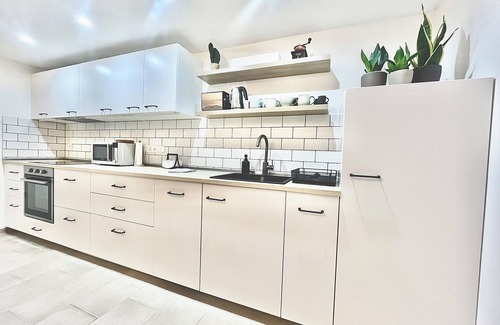 Corvin negyed Apartment | Spacious, 2-bedroom apartment in Budapest with AC & Netflix