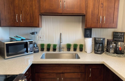 McCully - Moiliili Condo | Spacious 2-bedroom apartment sleeps 7 with parking