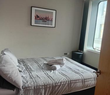 Liverpool City Centre Apartment | Spacious 2 Bedroom Apartment With Balcony & Parking