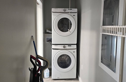 Bangor Apartment | Spacious 2-bedroom apartment and sofa bed with AC, WiFi in delightful Bangor.