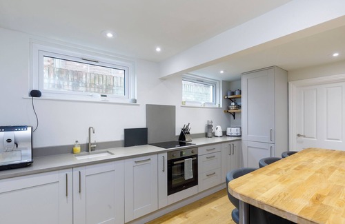 Hove Apartment | Spacious 2 bedroom apartment with beautiful garden