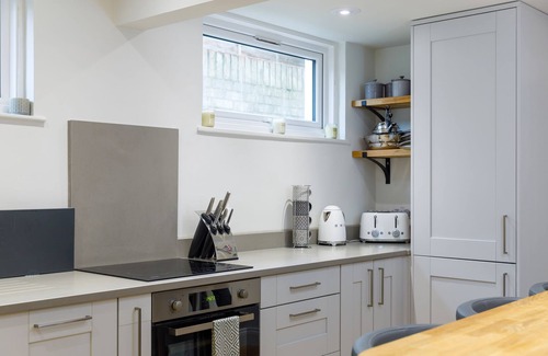 Hove Apartment | Spacious 2 bedroom apartment with beautiful garden