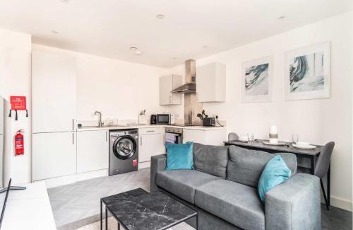 Preston Apartment | Spacious 2 Bedroom Apartment in Preston City Centre with Free Parking by Eason Stays, Good for Business Stays and Family Getaways