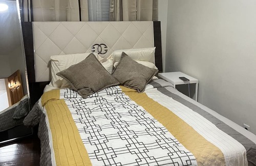 Queens House | Spacious 2-bedroom apartment with AC, WiFi in delightful Queens