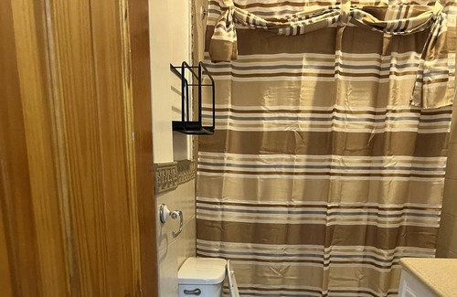 Queens House | Spacious 2-bedroom apartment with AC, WiFi in delightful Queens