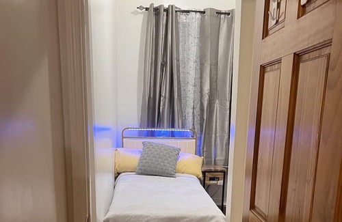 Queens House | Spacious 2-bedroom apartment with AC, WiFi in delightful Queens