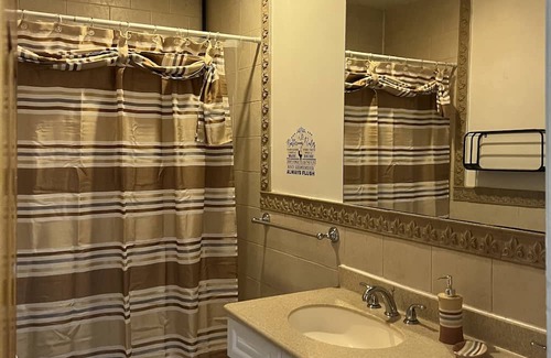 Queens House | Spacious 2-bedroom apartment with AC, WiFi in delightful Queens