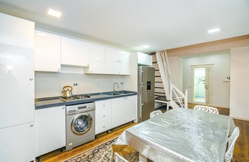 Baku Apartment | Spacious 2-bedroom apartment with AC, WiFi in welcoming Baku