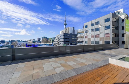 Newton Apartment | Spacious 2 Bedroom Close to City and Sky Tower