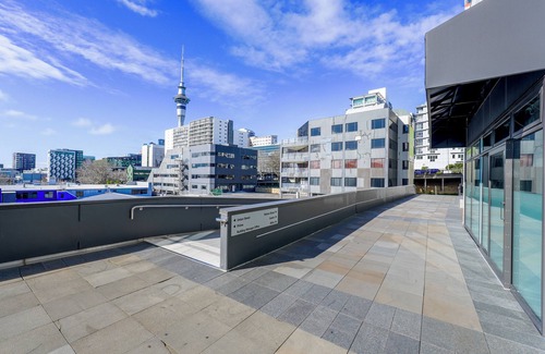 Newton Apartment | Spacious 2 Bedroom Close to City and Sky Tower