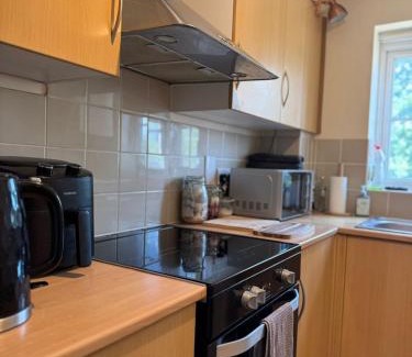 Newbury Apartment | Spacious 2-Bedroom Flat Near Shops & Transport