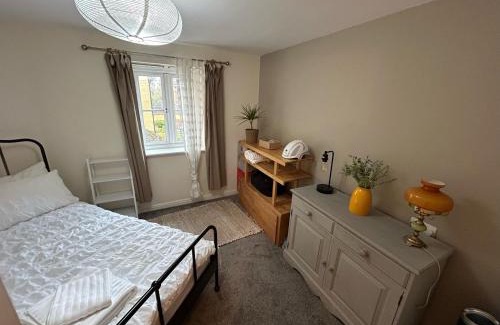 Newbury Apartment | Spacious 2-Bedroom Flat Near Shops & Transport