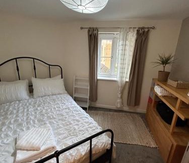 Newbury Apartment | Spacious 2-Bedroom Flat Near Shops & Transport