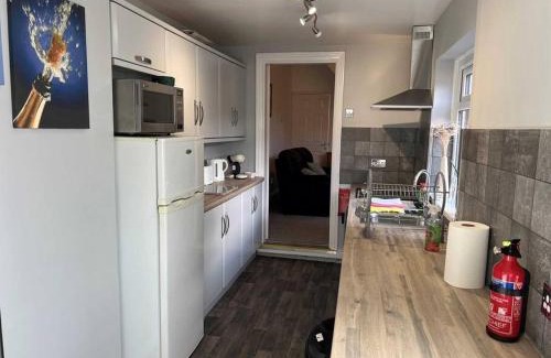 Stockton Heath Apartment | Spacious 2-Bedroom House In Stockton Heath With Free WiFi By Amazing Spaces Relocations Ltd