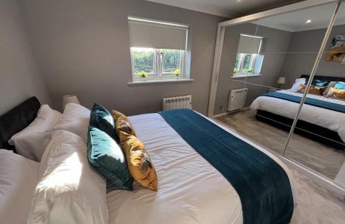 Stevenage House | Spacious 2-Bedroom House with Garden Sleeps 5