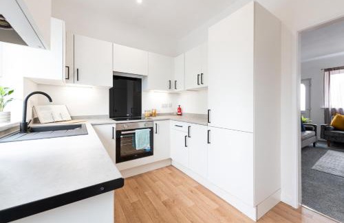 Wakefield Apartment | Spacious 2-Bedroom House near Wakefield Centre and Train Station with Free Parking, Ideal for Contractors & Long Stays - NordStay