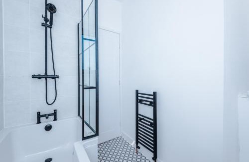 Wakefield Apartment | Spacious 2-Bedroom House near Wakefield Centre and Train Station with Free Parking, Ideal for Contractors & Long Stays - NordStay