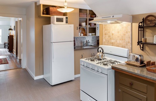 East Avenue House | Spacious 2 Bedroom in 1910 Tudor House