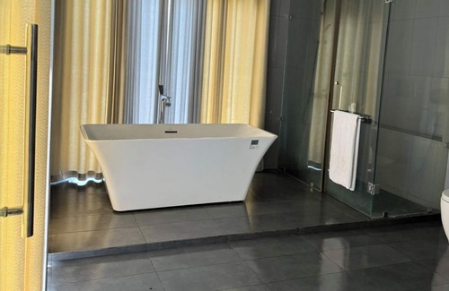Nissankamallapura Hotel | Spacious 2-bedroom villa in wonderful Polonnaruwa with Bathtub, AC