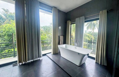 Nissankamallapura Hotel | Spacious 2-bedroom villa in wonderful Polonnaruwa with Bathtub, AC