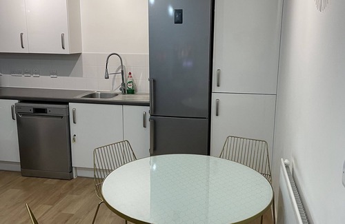 Stroud Green Apartment | Spacious 2 Bedroom Modern Flat, Parking and Private Balcony 2mins from Station