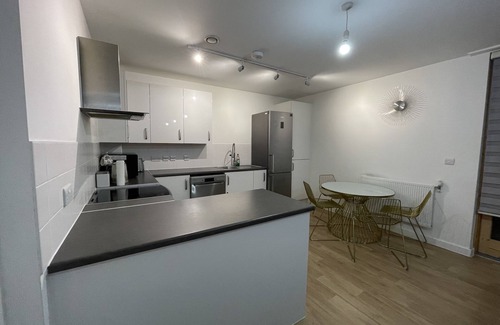 Stroud Green Apartment | Spacious 2 Bedroom Modern Flat, Parking and Private Balcony 2mins from Station