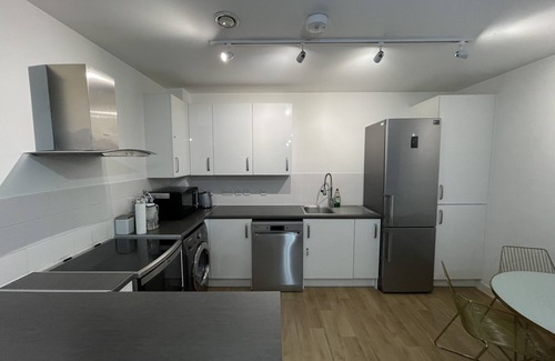 Stroud Green Apartment | Spacious 2 Bedroom Modern Flat, Parking and Private Balcony 2mins from Station
