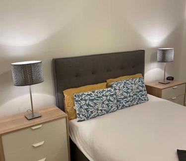 Tollington Apartment | Spacious 2 Bedroom Modern Flat & Parking