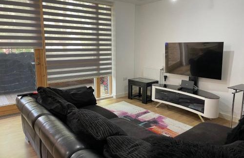 Tollington Apartment | Spacious 2 Bedroom Modern Flat & Parking