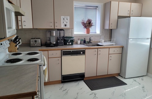 Colwood House | Spacious 2-bedroom Suite with parking and AC