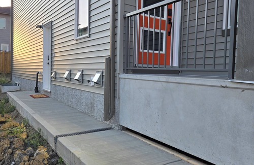 Northeast Edmonton House | Spacious 2 bedroom unit in North Edmonton.