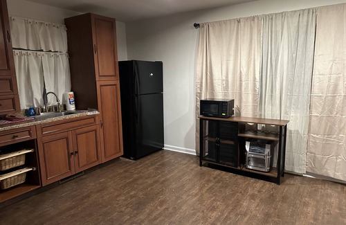 Grasonville House | Spacious 2 bedroom duplex located conveniently near Route 50 East and West.