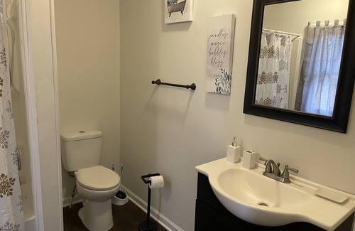 Grasonville House | Spacious 2 bedroom duplex located conveniently near Route 50 East and West.