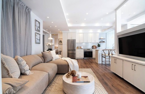 Pico - Robertson House | Spacious 2 Bedroom Home with a Private Yard