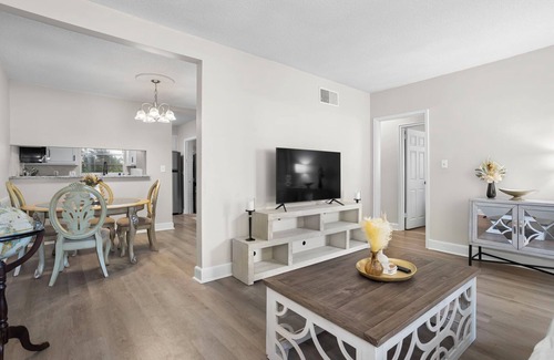 Forest Acres House | Spacious 2 Bedroom walking distance to shopping and Dining.