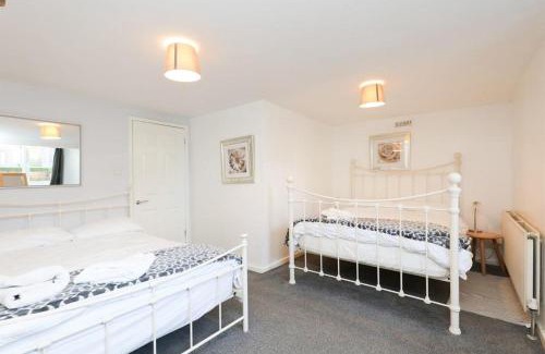 Hillsborough House | Spacious 2 Bedrooms, Free Parking, Free Wifi - Serene Homes Sheffield